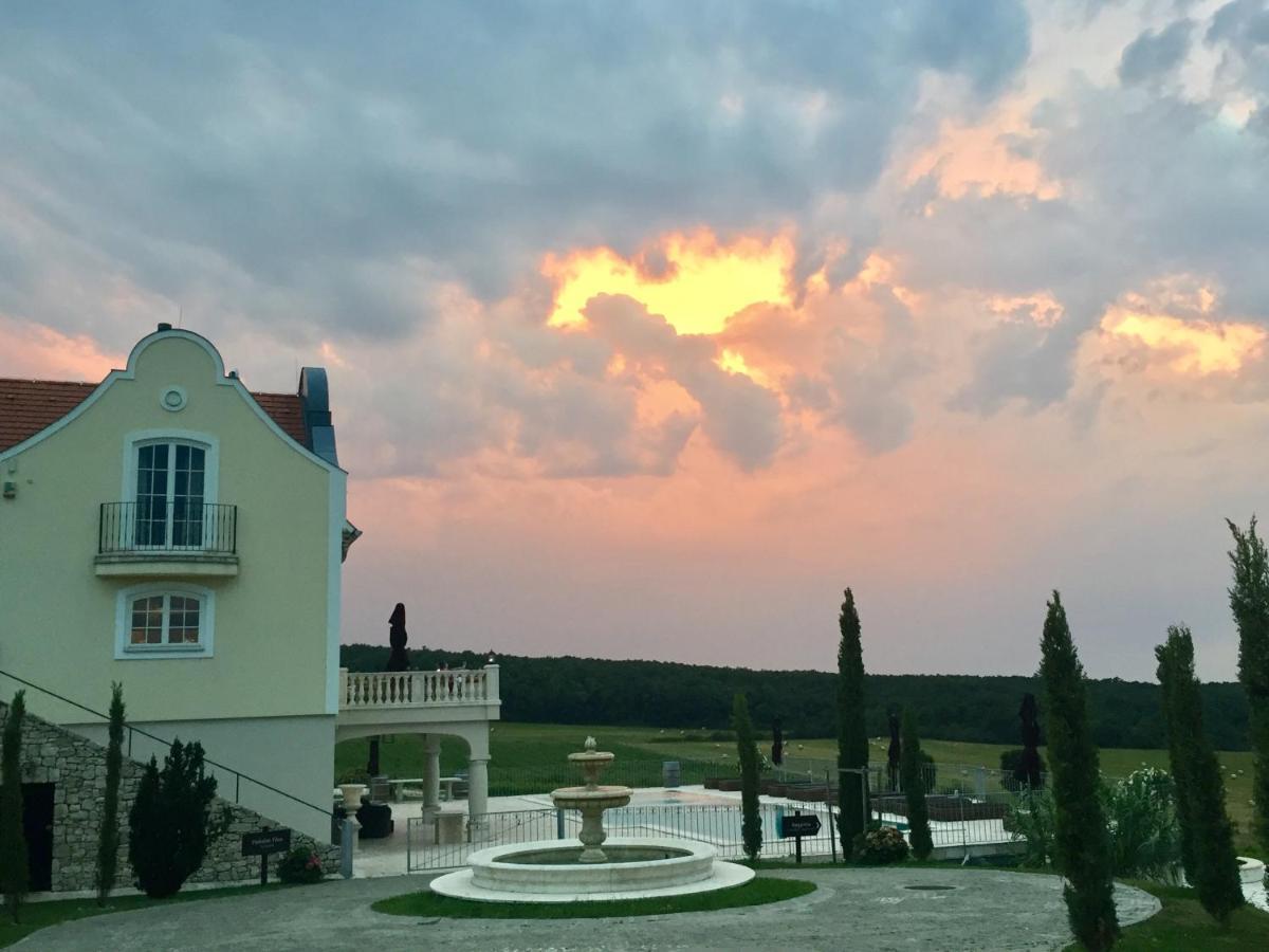 Hotel Liszkay Borkúria Monoszlo Zewnętrze zdjęcie